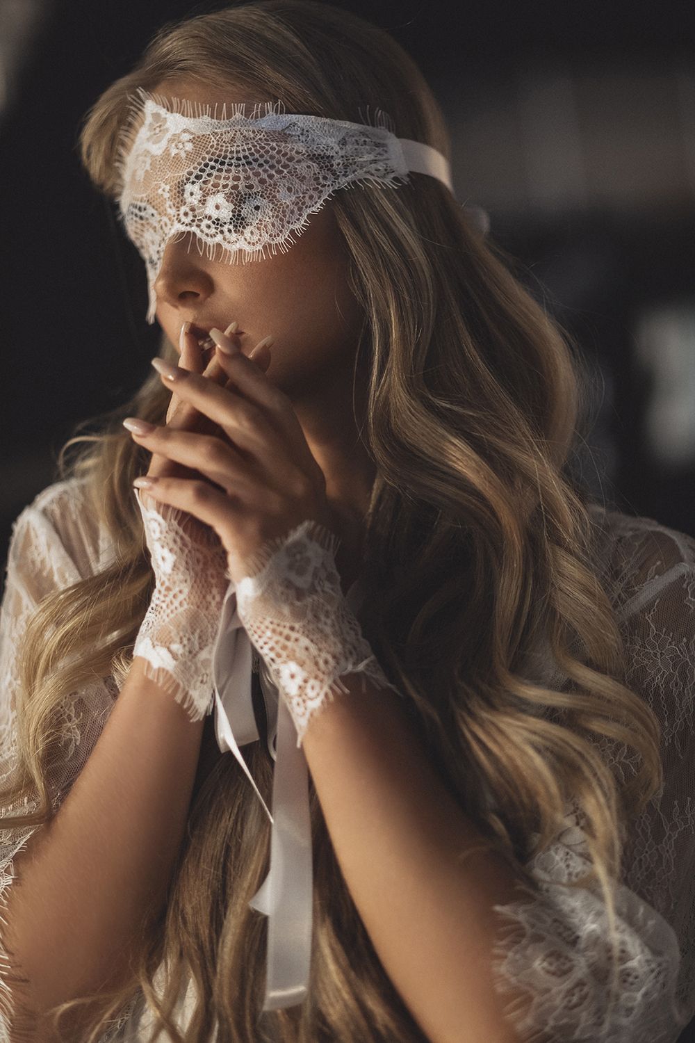 Маска с наручниками бело-молочные 7219