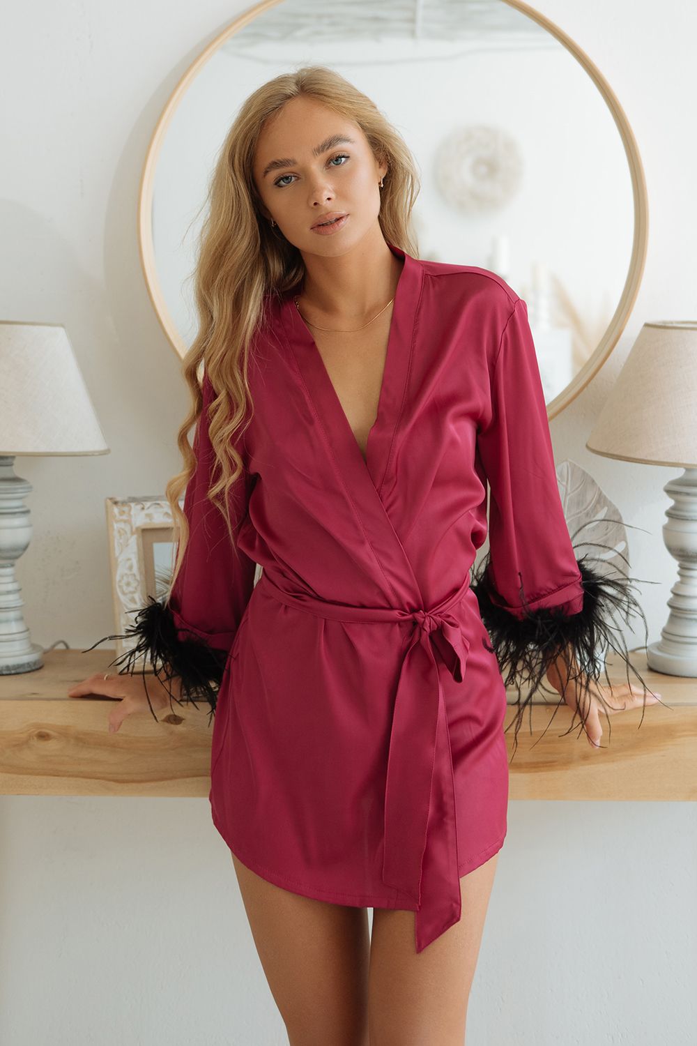 халат 7243 короткий с боа малиновый от магазина «Зона Белья»