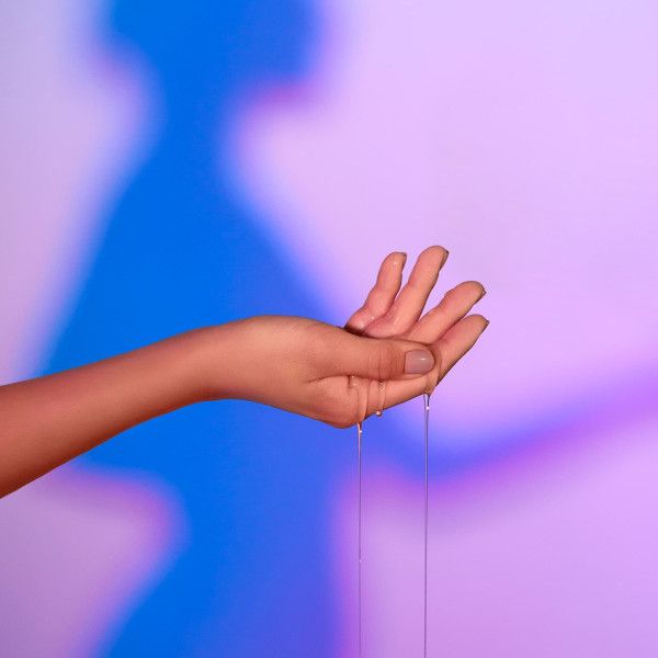 съедобное согревающее массажное масло love me tender strawberry с ароматом клубники - 100 мл. от магазина «Зона Белья»